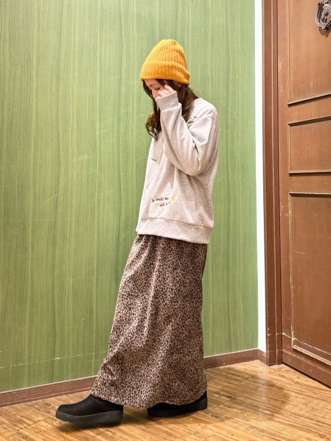 かおりさんの「SHOO･LA･RUE｜【あったか/洗濯機可/S-LL】主役になる 両面起毛 ベロアレオパード柄スカート」を使ったコーディネート