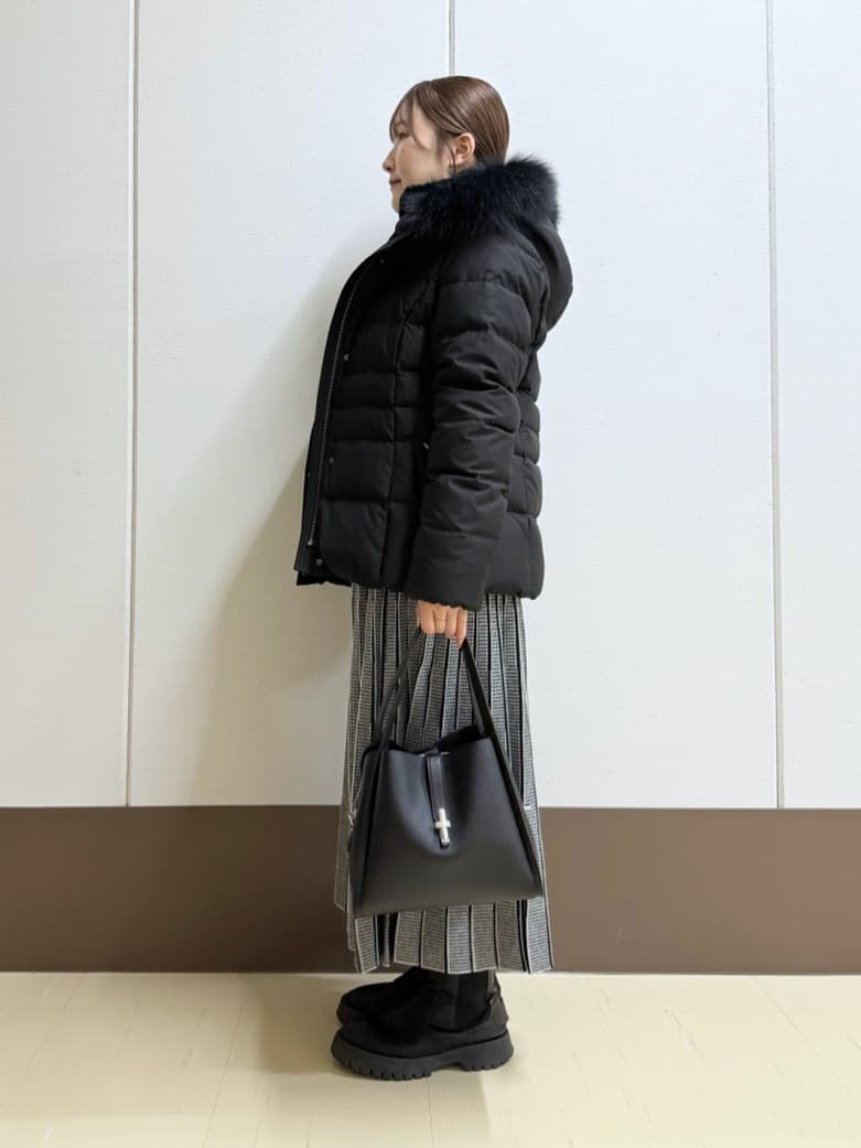 Rikoさんの「INDIVI｜【名品／撥水／抗菌防臭】ショート丈リサイクルダウンコート」を使ったコーディネート
