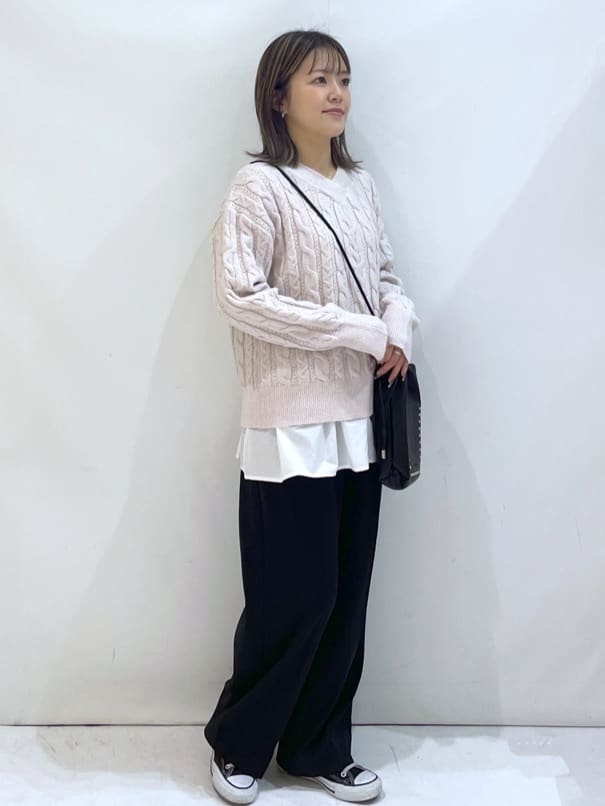 manaさんの「OPAQUE.CLIP｜ラメ混ファンシーケーブルVネックニット【洗濯機OK】」を使ったコーディネート