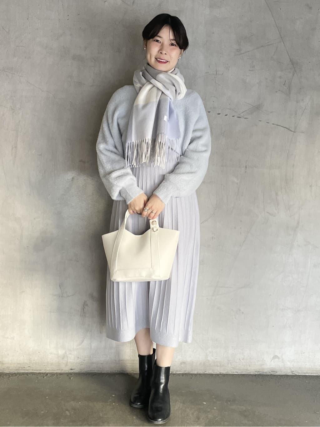 tomokoさんの「OPAQUE.CLIP｜ラメフェザープルオーバーセット ニットワンピース【洗濯機OK】《XS～LL》」を使ったコーディネート