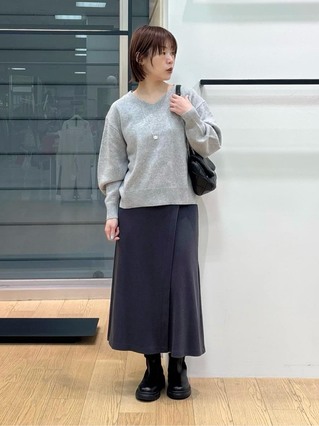 asamiさんの「INDIVI｜【洗える／カシミヤ混】ミドルゲージVネックニット」を使ったコーディネート