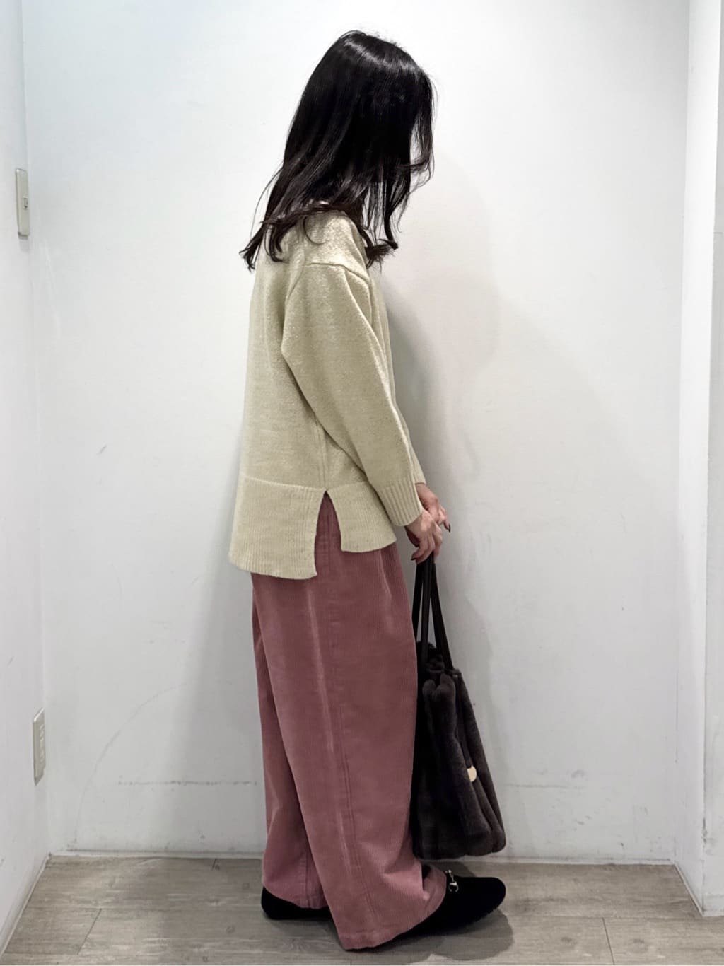 yuicciさんの「OPAQUE.CLIP｜コーデュロイタックワイドパンツ【洗濯機OK】」を使ったコーディネート