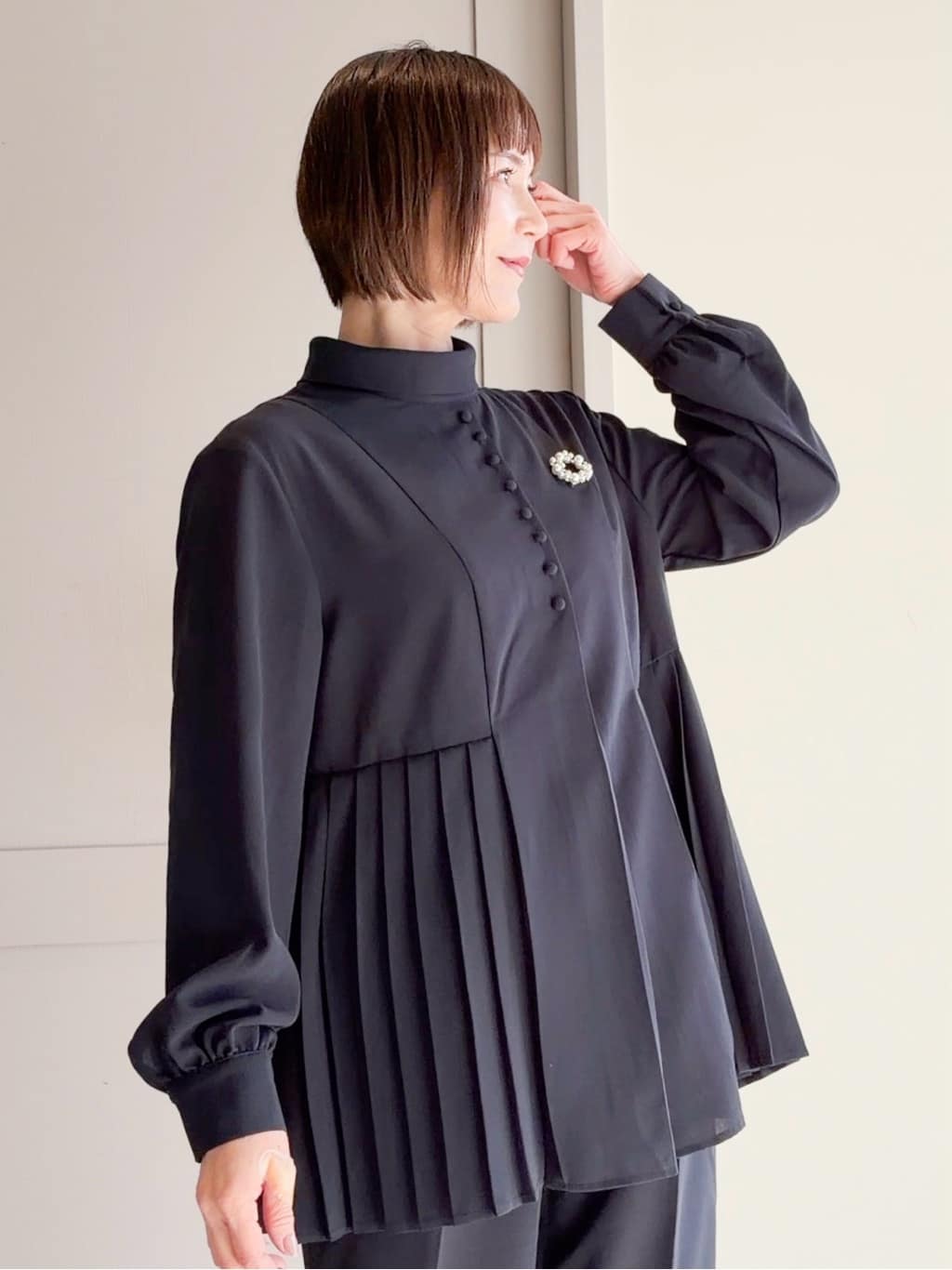 yamakoさんの「grove｜【マシンウォッシュ/防シワ/UVカット】裾プリーツ取り外しボウタイブラウス」を使ったコーディネート