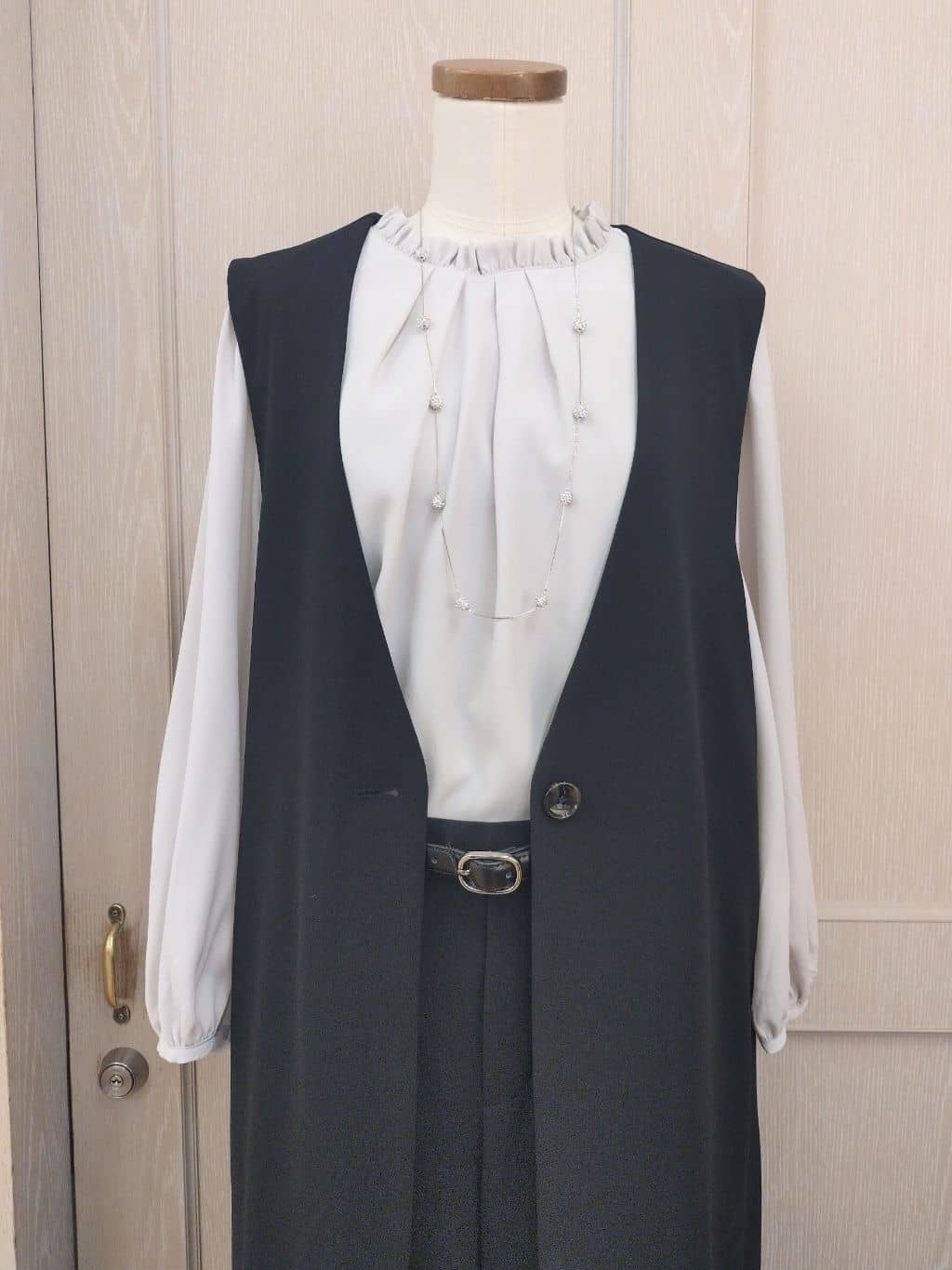 asaさんの「SHOO･LA･RUE｜【洗濯機可/セットアップ可/S-3L】きちんと楽に。カットジョーゼット ロングジレ」を使ったコーディネート