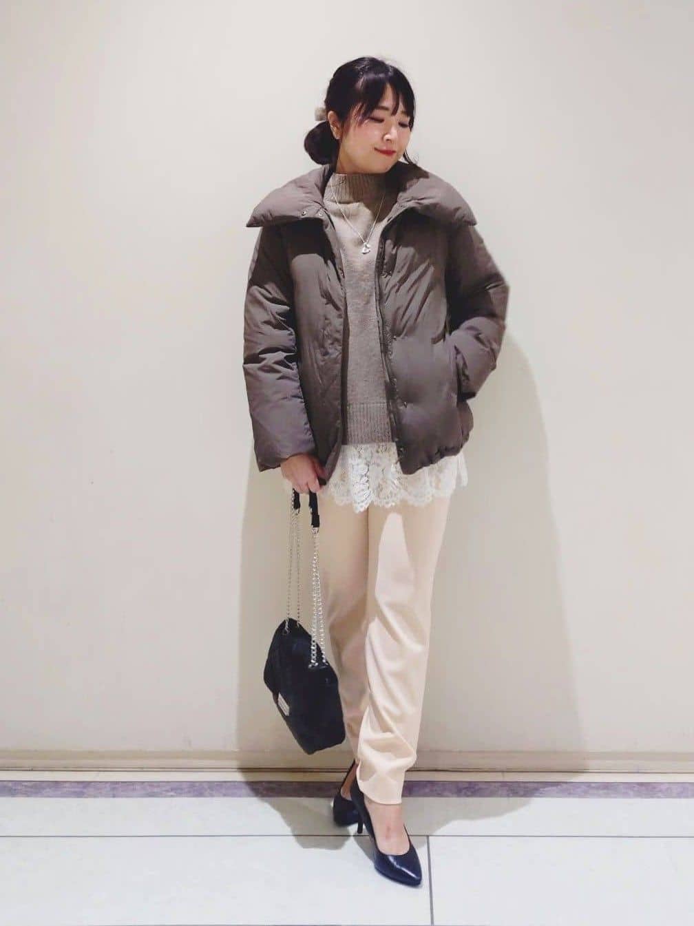 TOMOMIさんの「INDIVI｜【撥水／洗える／デザイン衿】ステッチレス ショートダウンコート」を使ったコーディネート