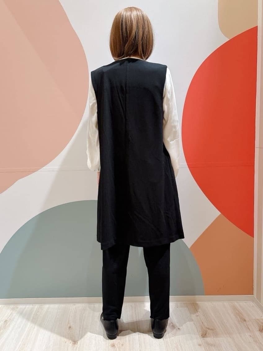 長男さんの「SHOO･LA･RUE｜【洗濯機可/セットアップ可/S-3L】きちんと楽に。カットジョーゼット ロングジレ」を使ったコーディネート