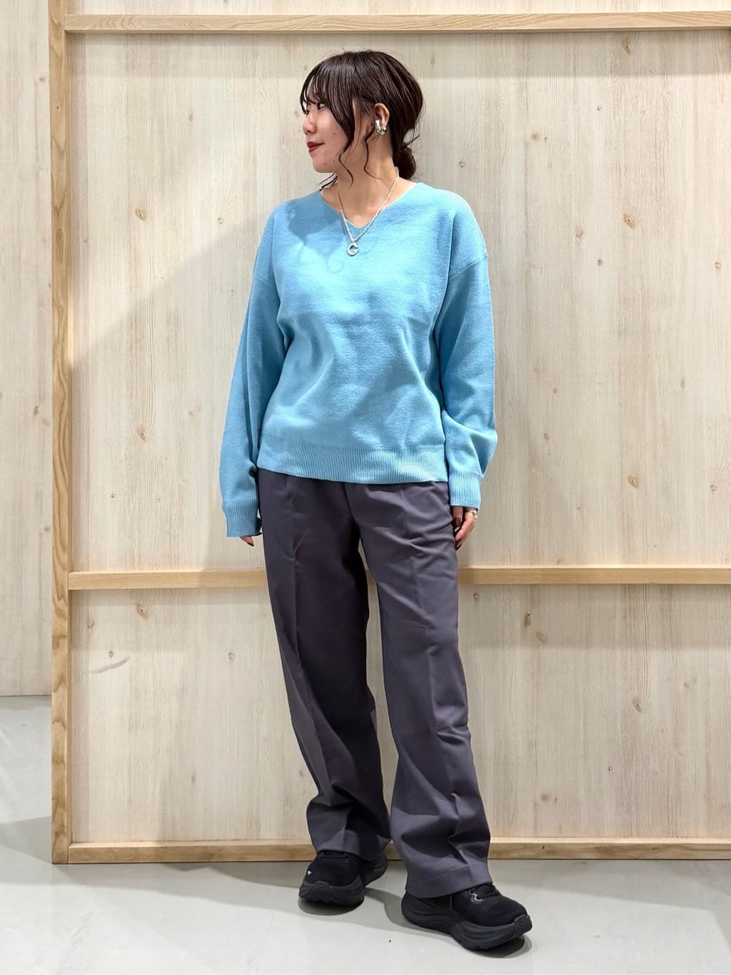 nanaさんの「THE SHOP TK｜【すっきりシルエットが叶う】大人のためのVネックニット/毛玉になりにくい/静電気防止/洗濯機OK」を使ったコーディネート