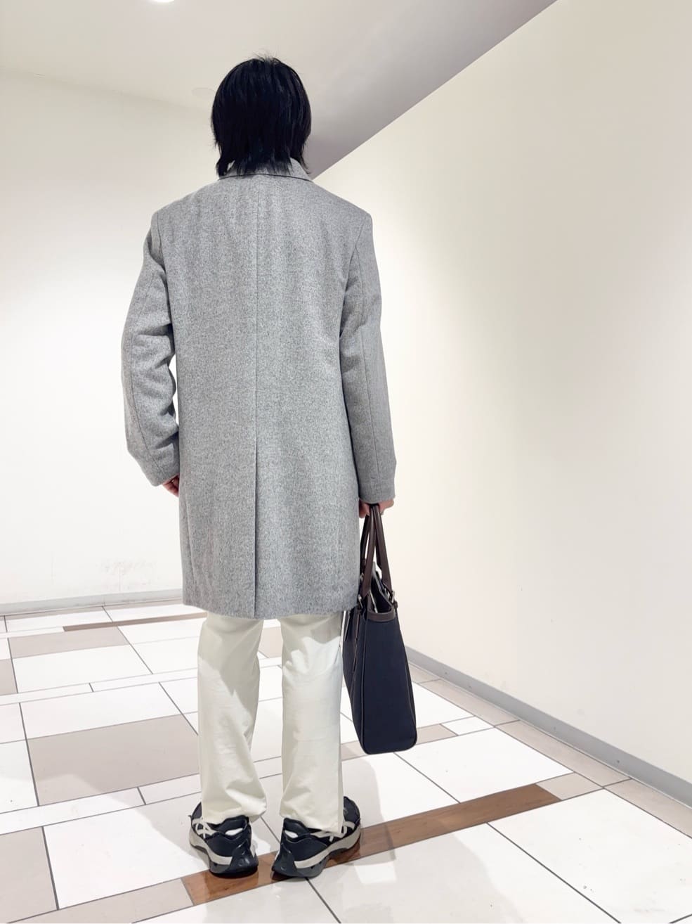 及川さんの「TAKEO KIKUCHI｜カシミヤブレンド ビーバー調ステンカラーコート」を使ったコーディネート