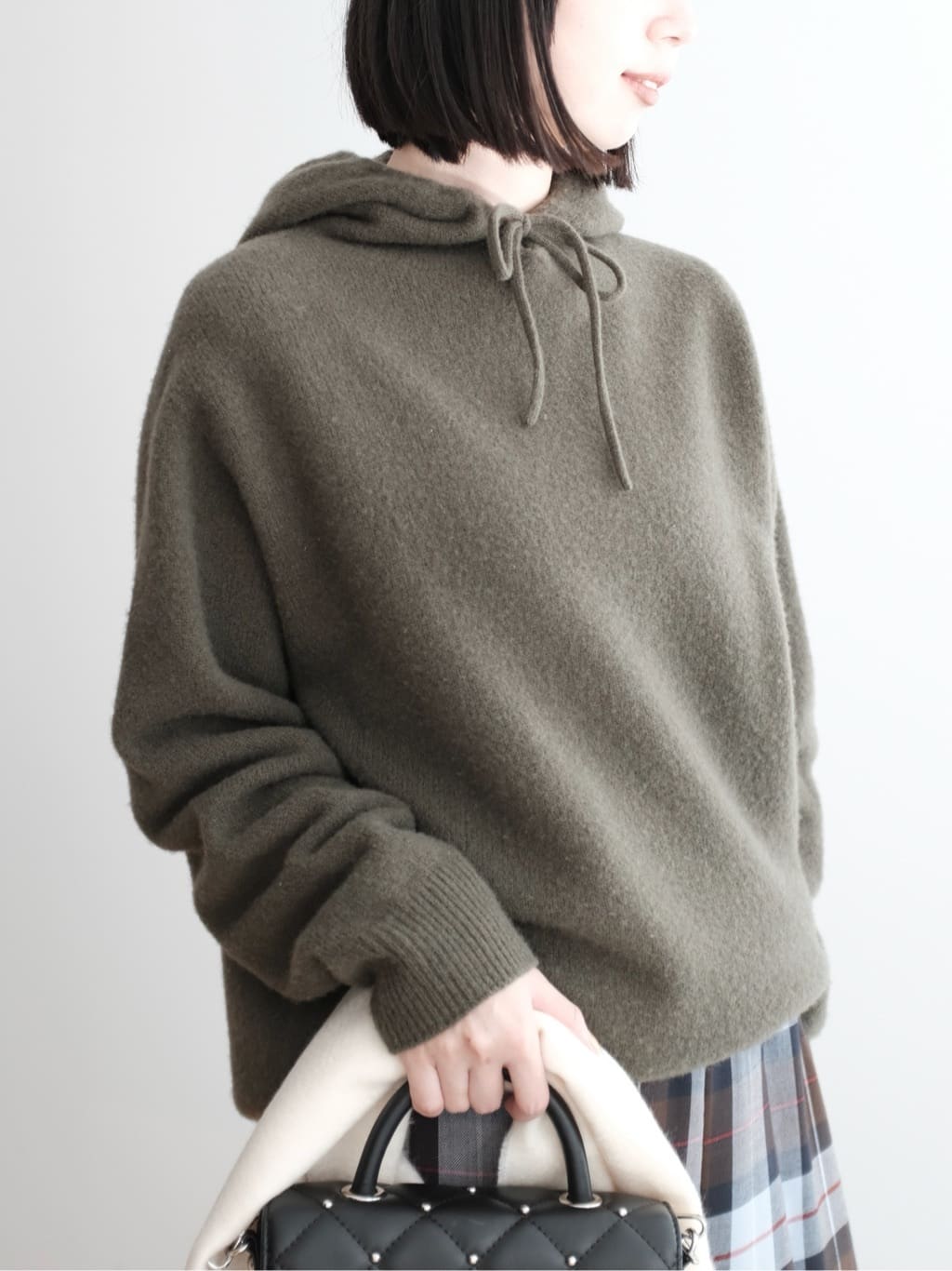 Kishimotoさんの「DRESSTERIOR｜◆カシミヤブレンドフードニット」を使ったコーディネート