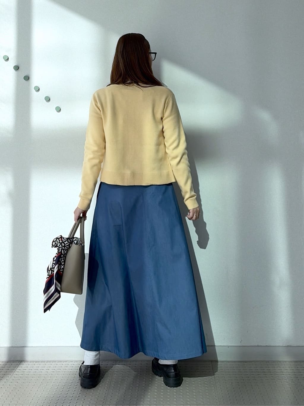 yoshikadoさんの「DRESSTERIOR｜【接触冷感/吸水速乾】クールタッチ デニムライク タックスカート」を使ったコーディネート