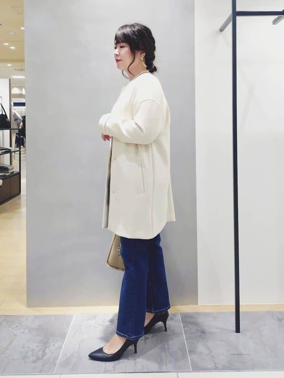 TOMOMIさんの「INDIVI｜【褒められデニム】スリムストレート デニムパンツ」を使ったコーディネート