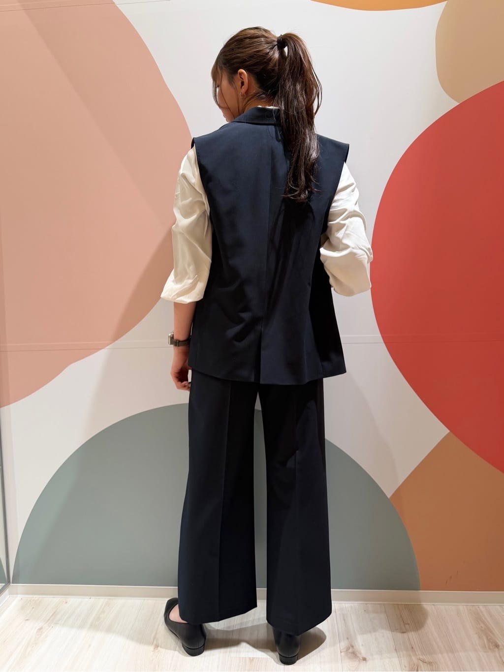 末っ子さんの「SHOO･LA･RUE｜【セットアップ可/S-LL/洗濯機可】サッと羽織ってこなれ見え ダブルブレストジレ」を使ったコーディネート