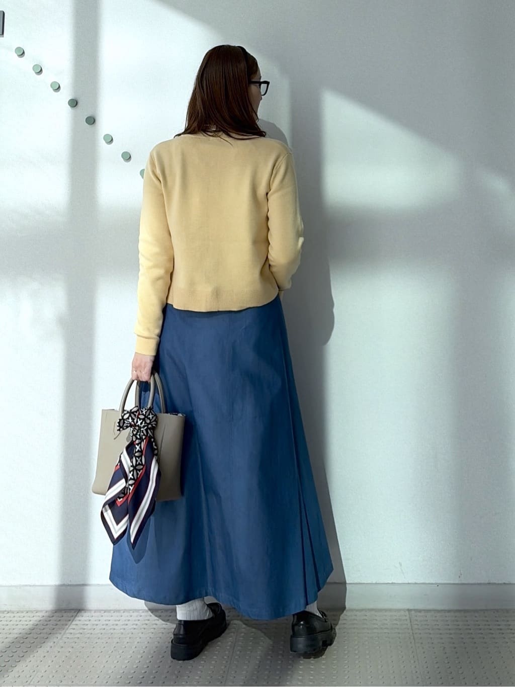 yoshikadoさんの「DRESSTERIOR｜【接触冷感/吸水速乾】クールタッチ デニムライク タックスカート」を使ったコーディネート