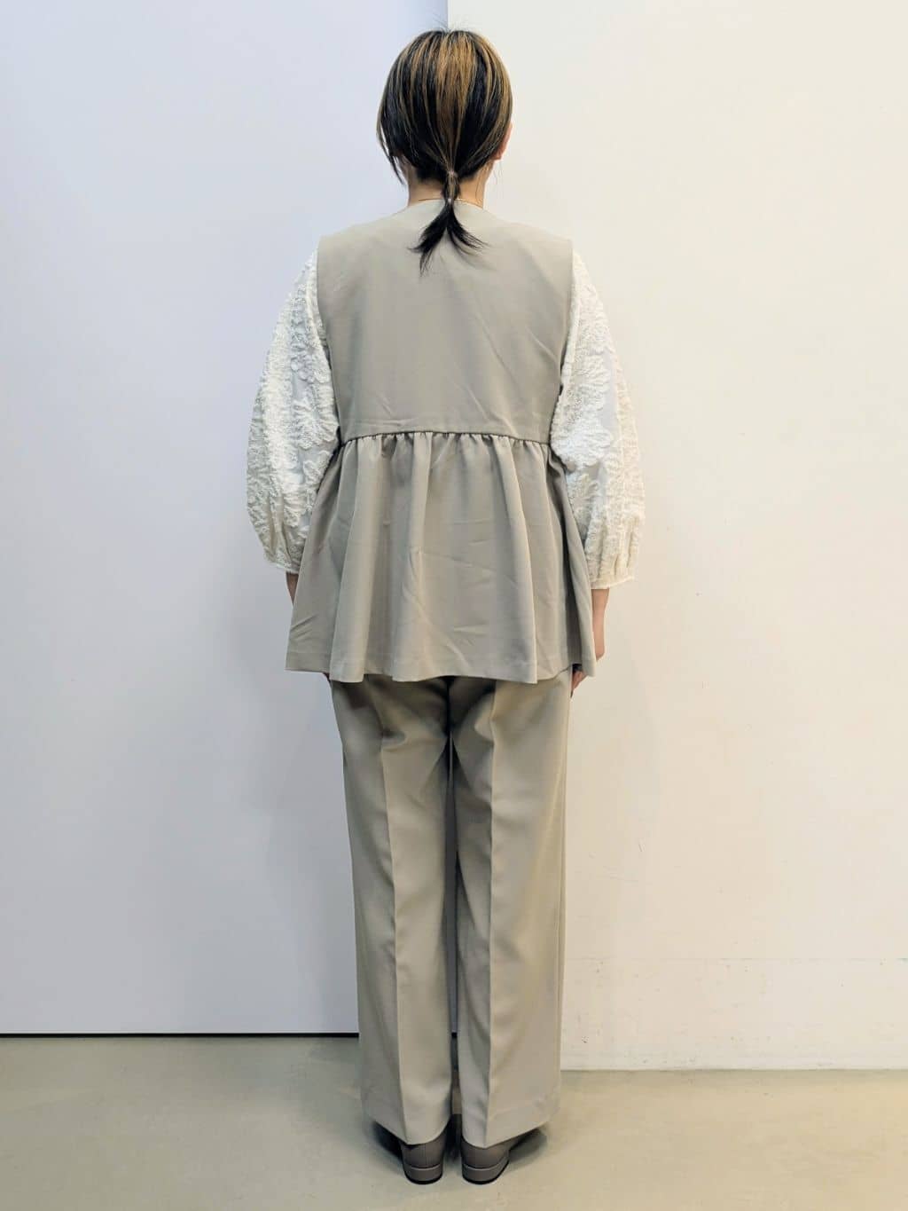 kotoさんの「THE SHOP TK｜【通勤・きちんと見えに】ダブルクロス ペプラムジレ/セットアップ可」を使ったコーディネート