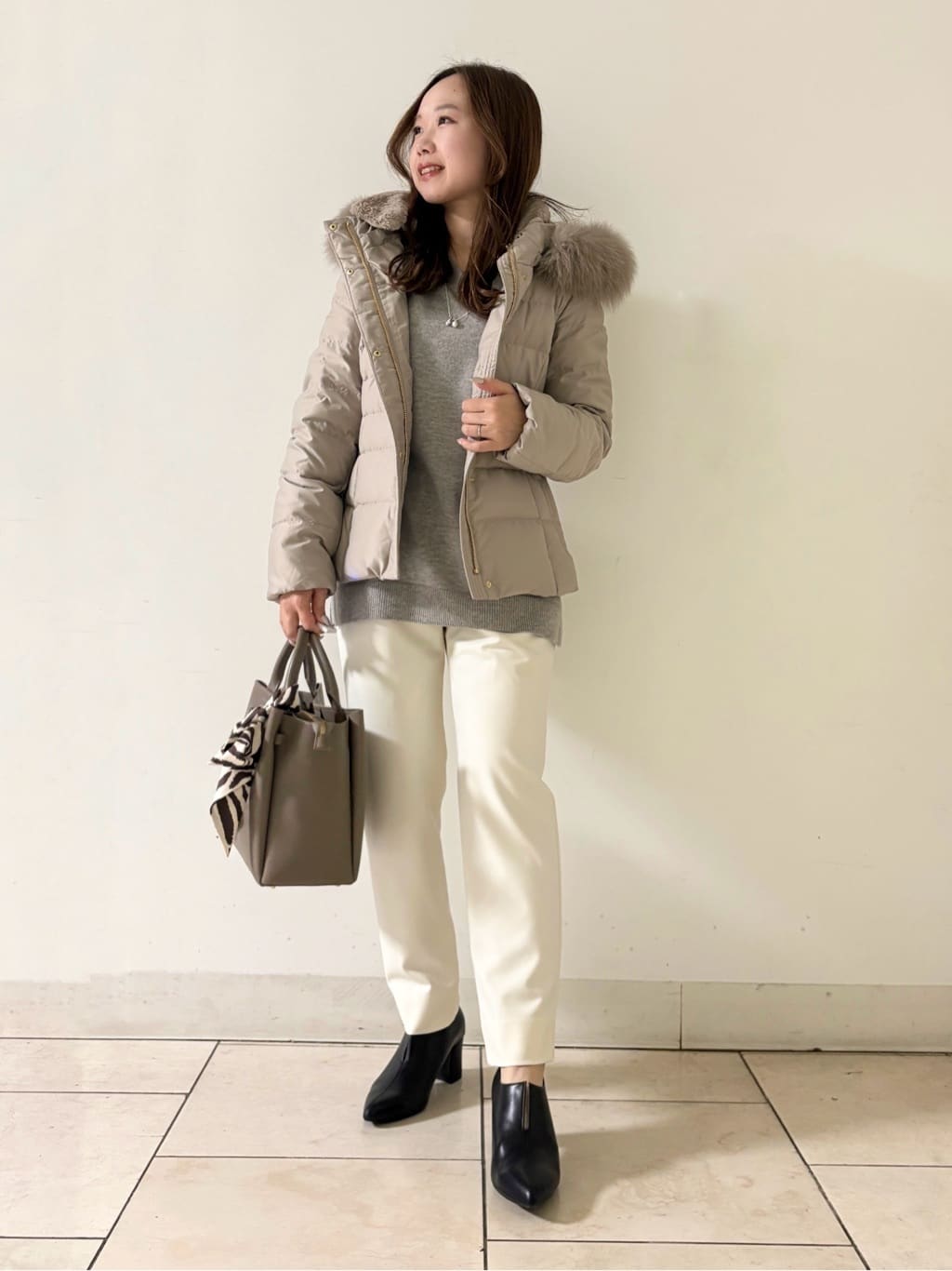 kahoさんの「INDIVI｜【名品／撥水／抗菌防臭】ショート丈リサイクルダウンコート」を使ったコーディネート