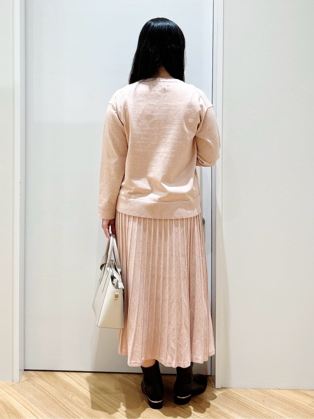 みいさんの「grove｜【SETUP可能】冬から春まで軽やかに　ラメラインニットプリーツスカート」を使ったコーディネート