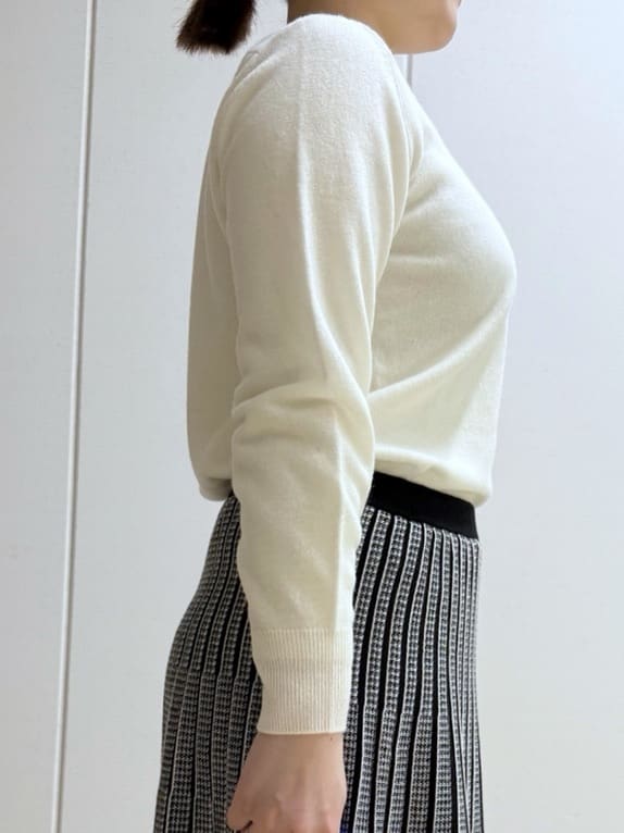 Rikoさんの「INDIVI｜【洗える／チュニック丈／カシミヤ混】スリットデザインVネックニット」を使ったコーディネート