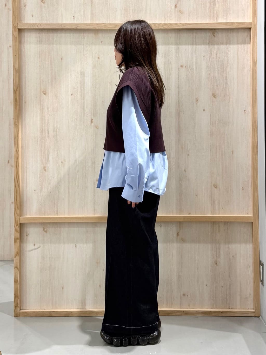 nanaさんの「THE SHOP TK｜【2点セット】レイヤードスタイルでこなれ見え ニットベスト＆シャツ」を使ったコーディネート