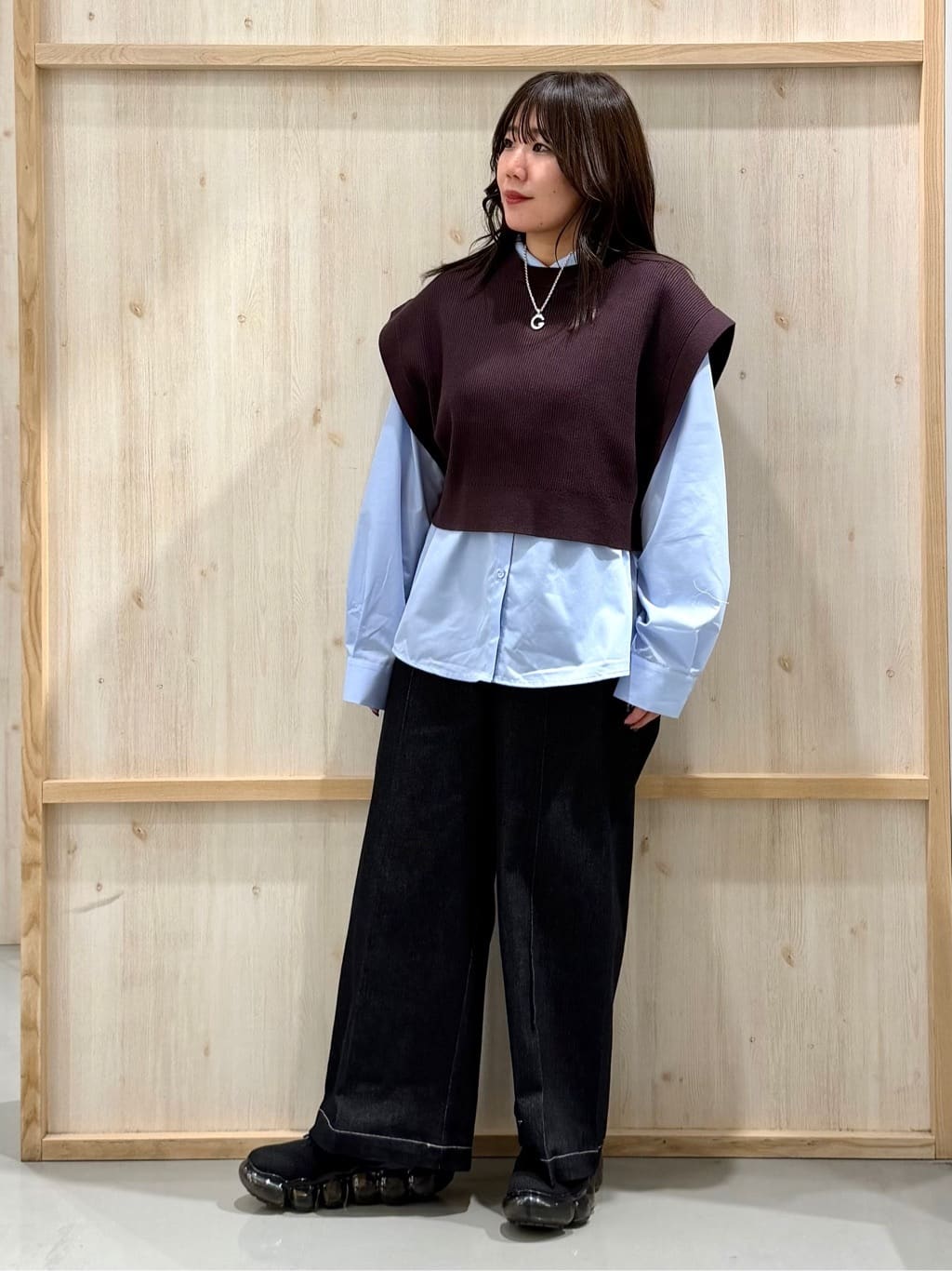 nanaさんの「THE SHOP TK｜【2点セット】レイヤードスタイルでこなれ見え ニットベスト＆シャツ」を使ったコーディネート