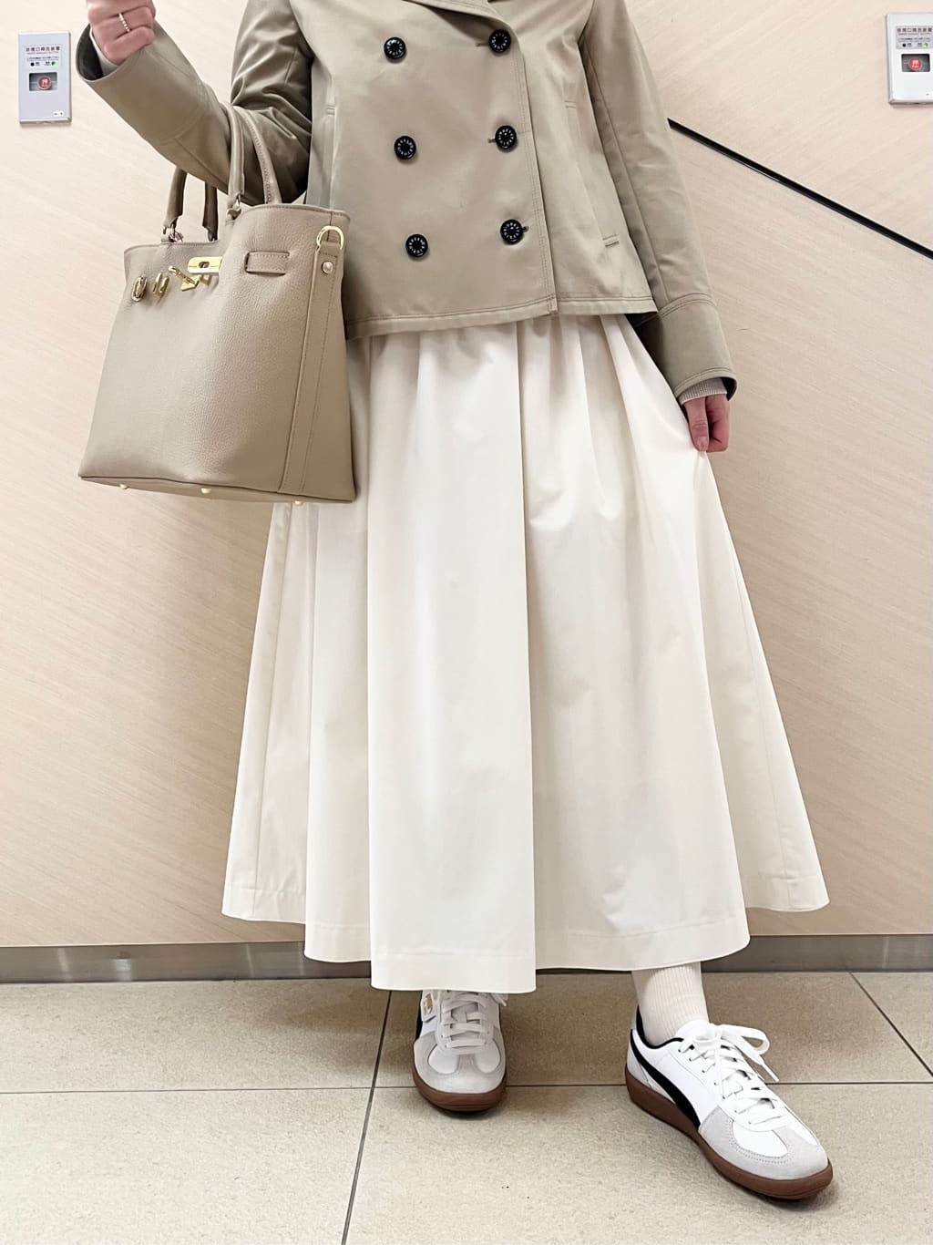 yahataさんの「DRESSTERIOR｜【ウォッシャブル/撥水素材】Aラインショートトレンチジャケット」を使ったコーディネート