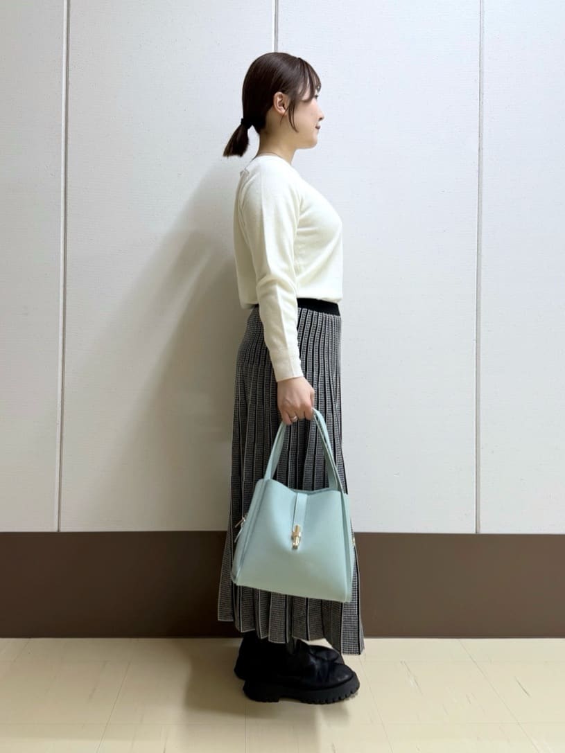 Rikoさんの「INDIVI｜【洗える／チュニック丈／カシミヤ混】スリットデザインVネックニット」を使ったコーディネート