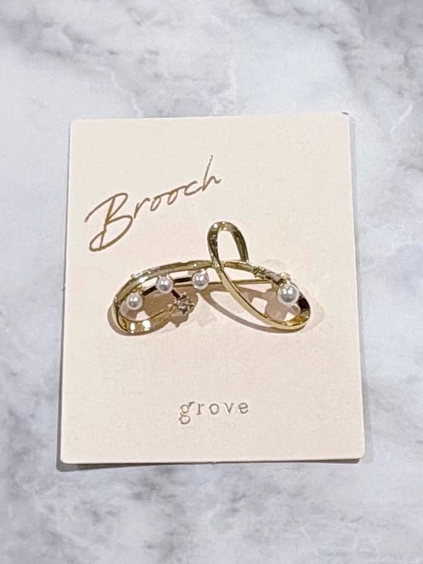 まきさんの「grove｜パール調ビジューブローチ」を使ったコーディネート