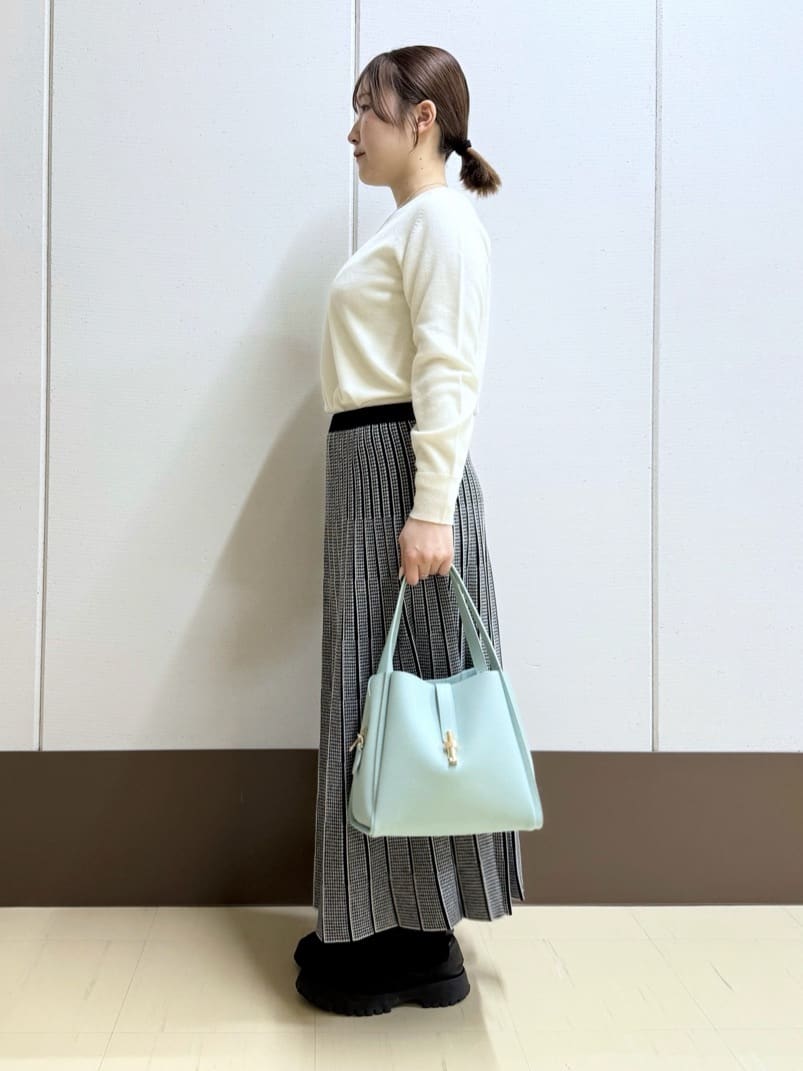 Rikoさんの「INDIVI｜【洗える／チュニック丈／カシミヤ混】スリットデザインVネックニット」を使ったコーディネート