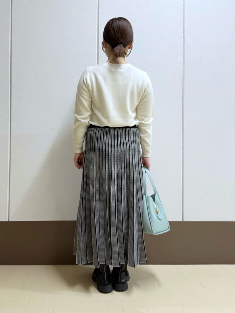 Rikoさんの「INDIVI｜【洗える／チュニック丈／カシミヤ混】スリットデザインVネックニット」を使ったコーディネート