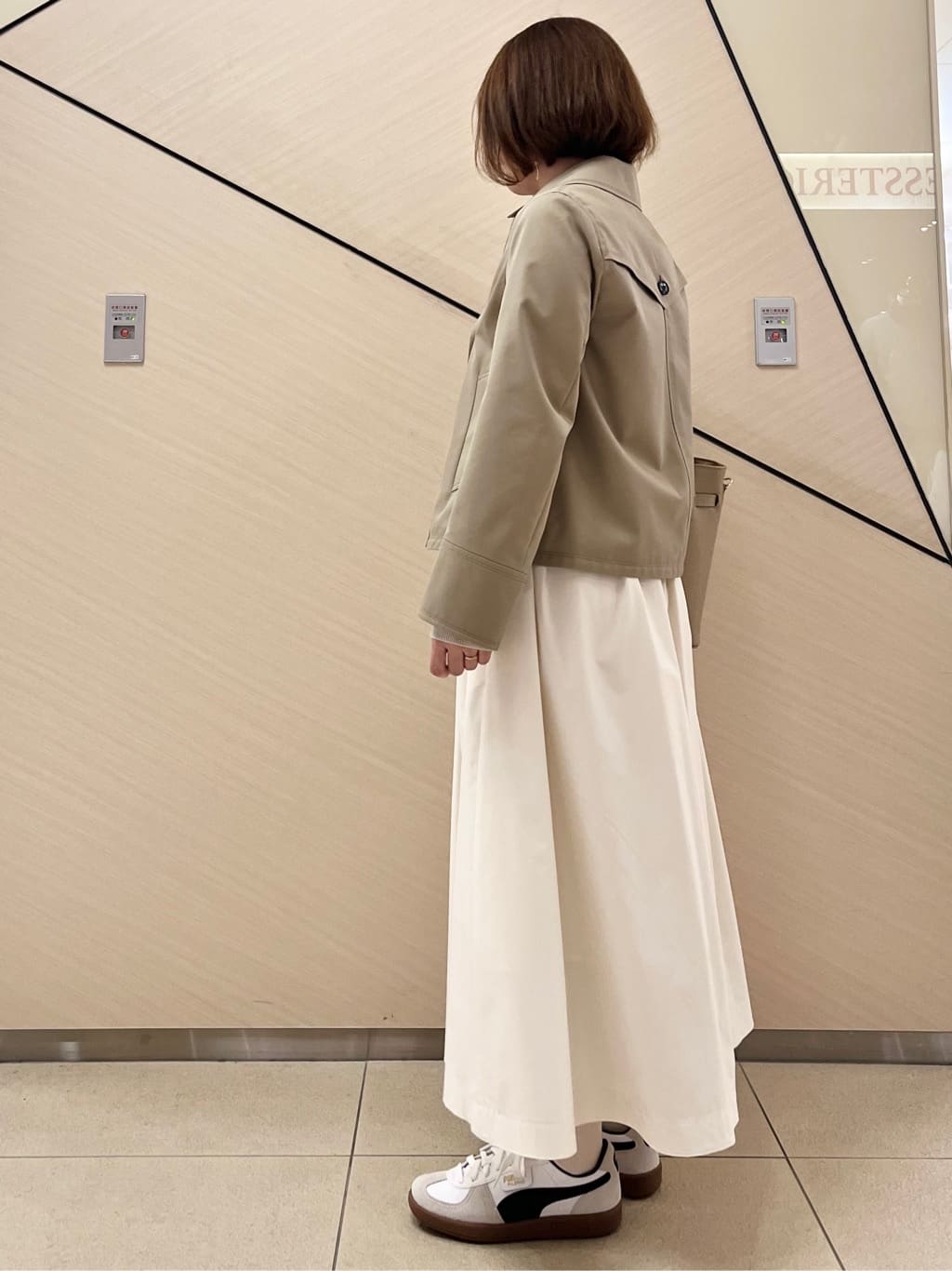 yahataさんの「DRESSTERIOR｜【ウォッシャブル/撥水素材】Aラインショートトレンチジャケット」を使ったコーディネート