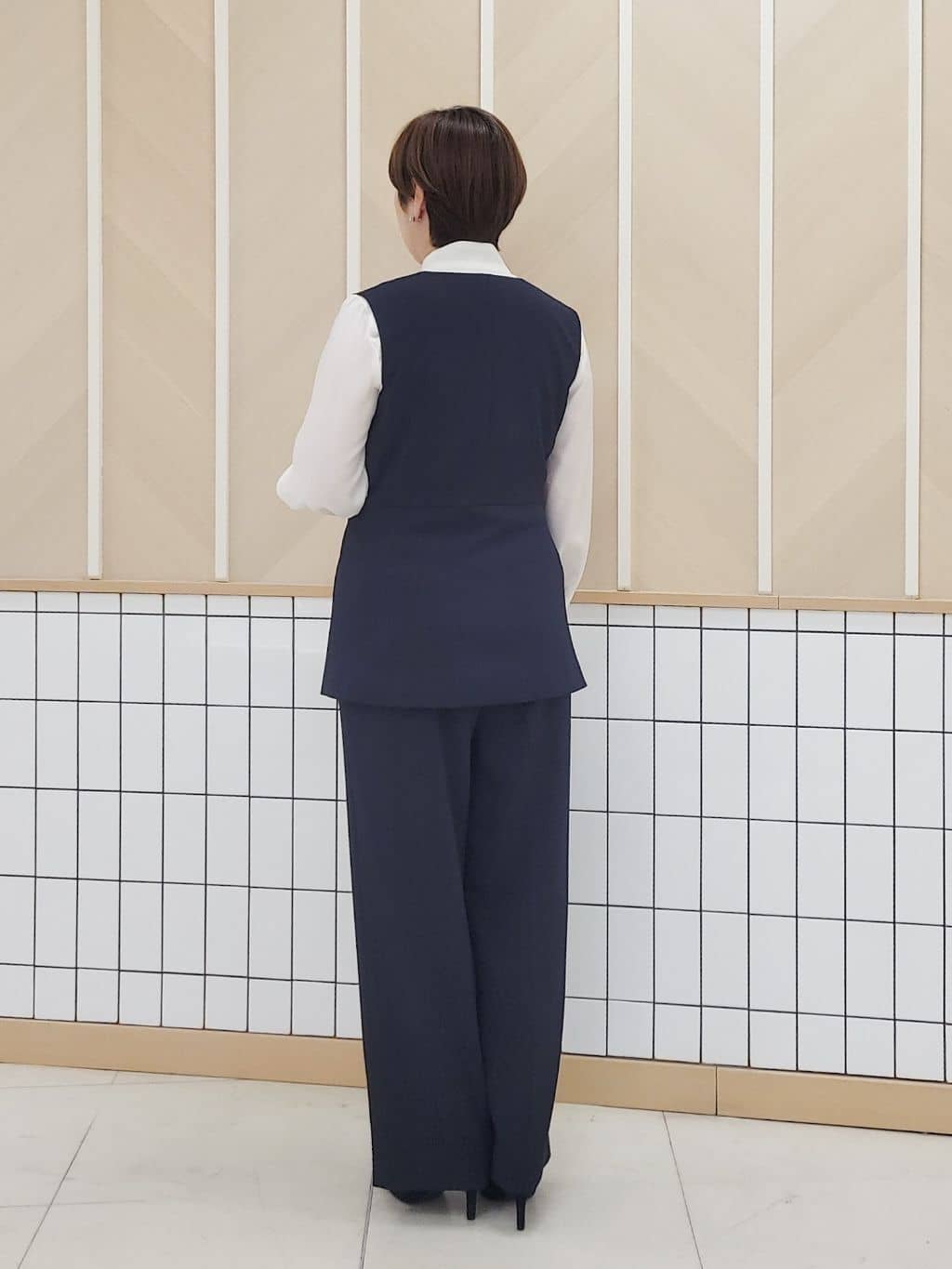 tomoさんの「COUP DE CHANCE｜【手洗い可／日本製／セットアップ可】カラーレスジレ」を使ったコーディネート