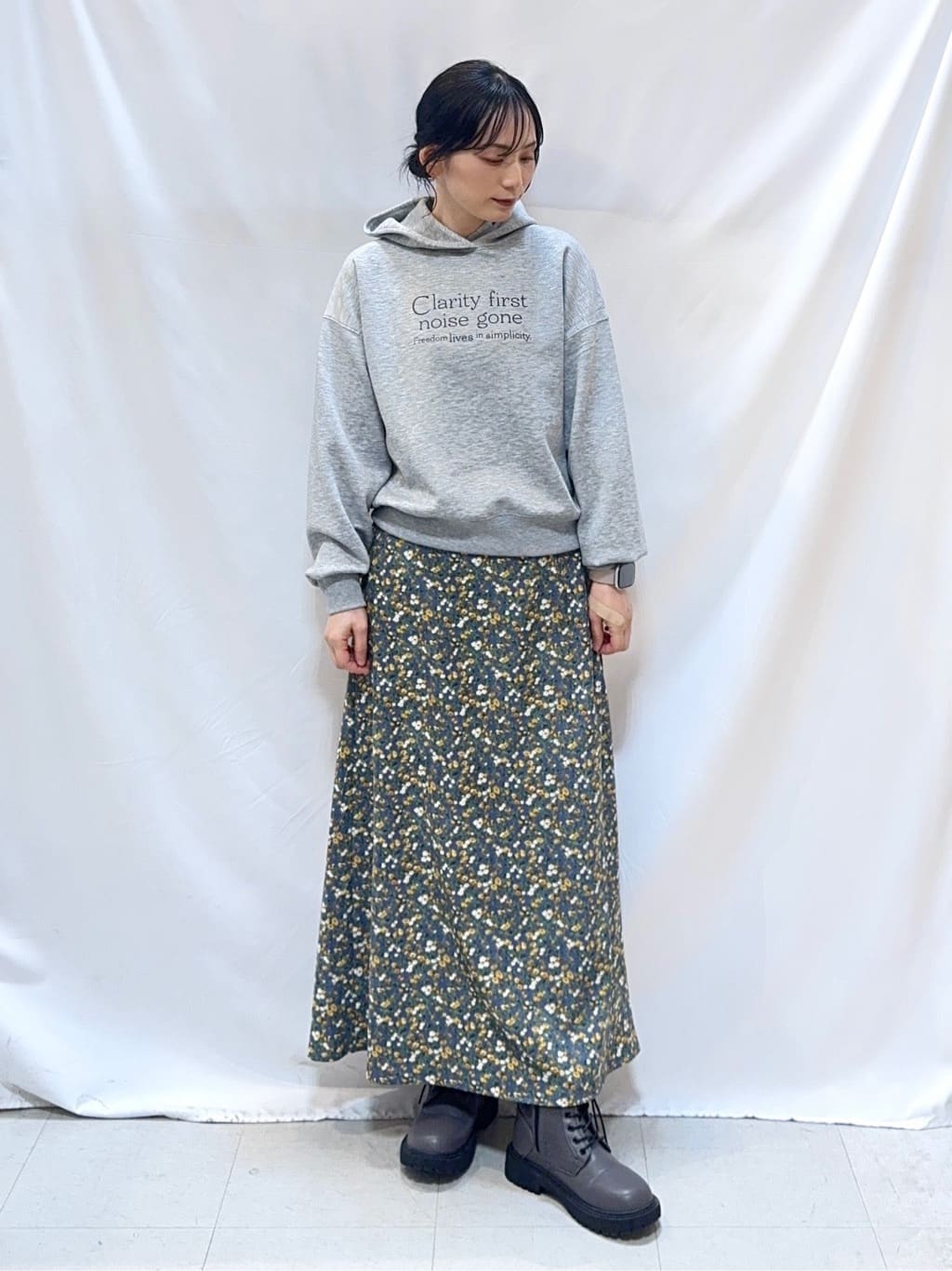 𝐇𝐢𝐫𝐨𝐦𝐢さんの「SHOO･LA･RUE｜【セットアップ可/S-LL/なめらかタッチ】選べる3柄 ロゴ入りプルパーカ」を使ったコーディネート
