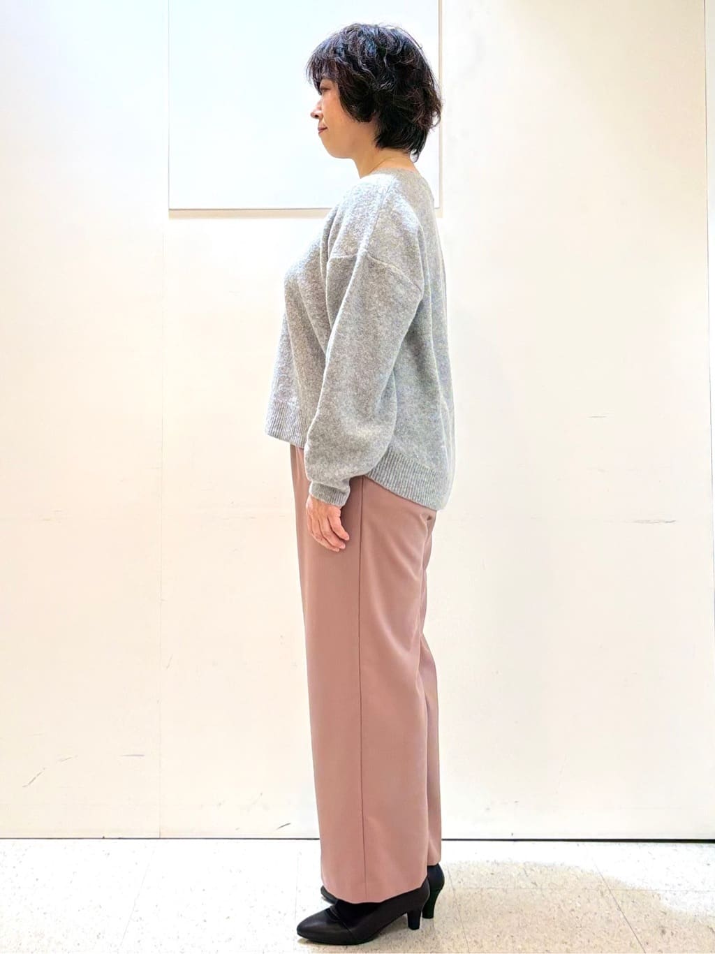 ヤスコさんの「Reflect｜【選べる5色／ゆったりシルエット】Vネックスパンコールニット」を使ったコーディネート