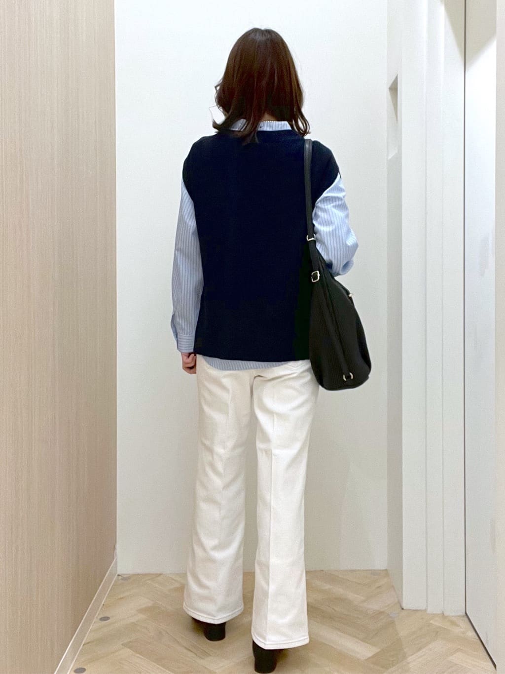  おまつさんの「grove｜【2点SET】一枚でコーデが決まる！ニットベスト&times;シャツSET」を使ったコーディネート