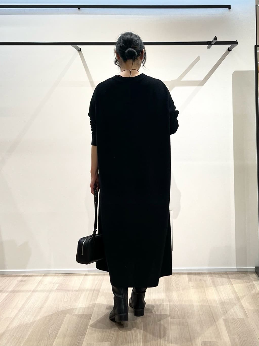 TOMOMIさんの「UNTITLED｜【ロング丈/ゆったりシルエット】テントライン ニットワンピース」を使ったコーディネート