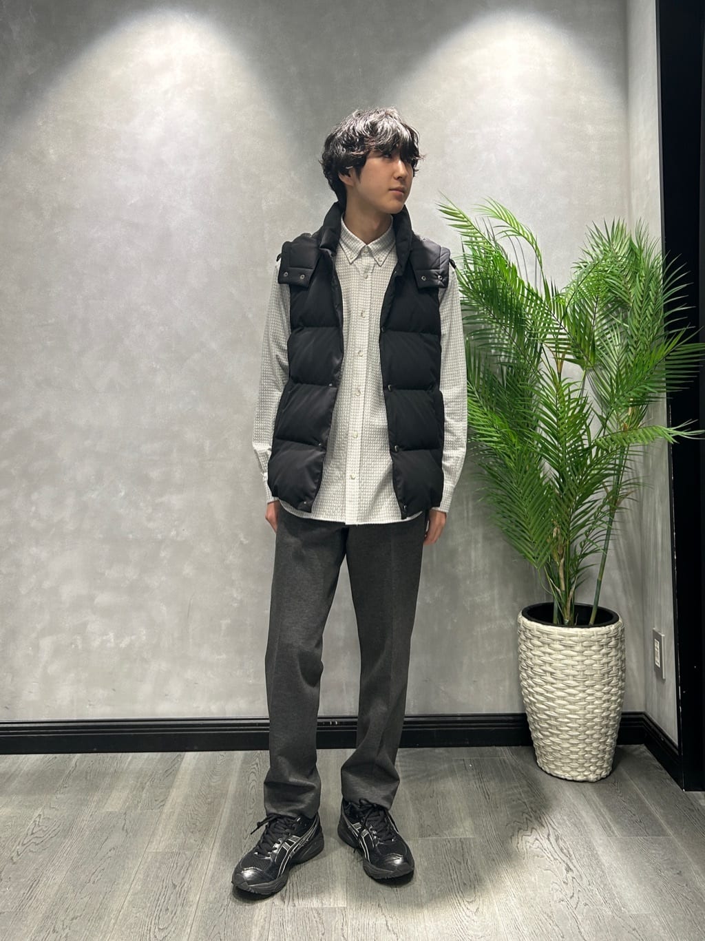 ruiさんの「TAKEO KIKUCHI｜【抗菌防臭/シーズンレス】シアサッカーギンガムチェック ストレッチシャツ」を使ったコーディネート