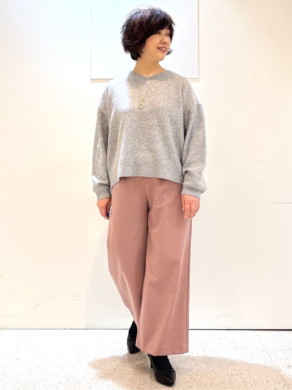 ヤスコさんの「Reflect｜【選べる5色／ゆったりシルエット】Vネックスパンコールニット」を使ったコーディネート