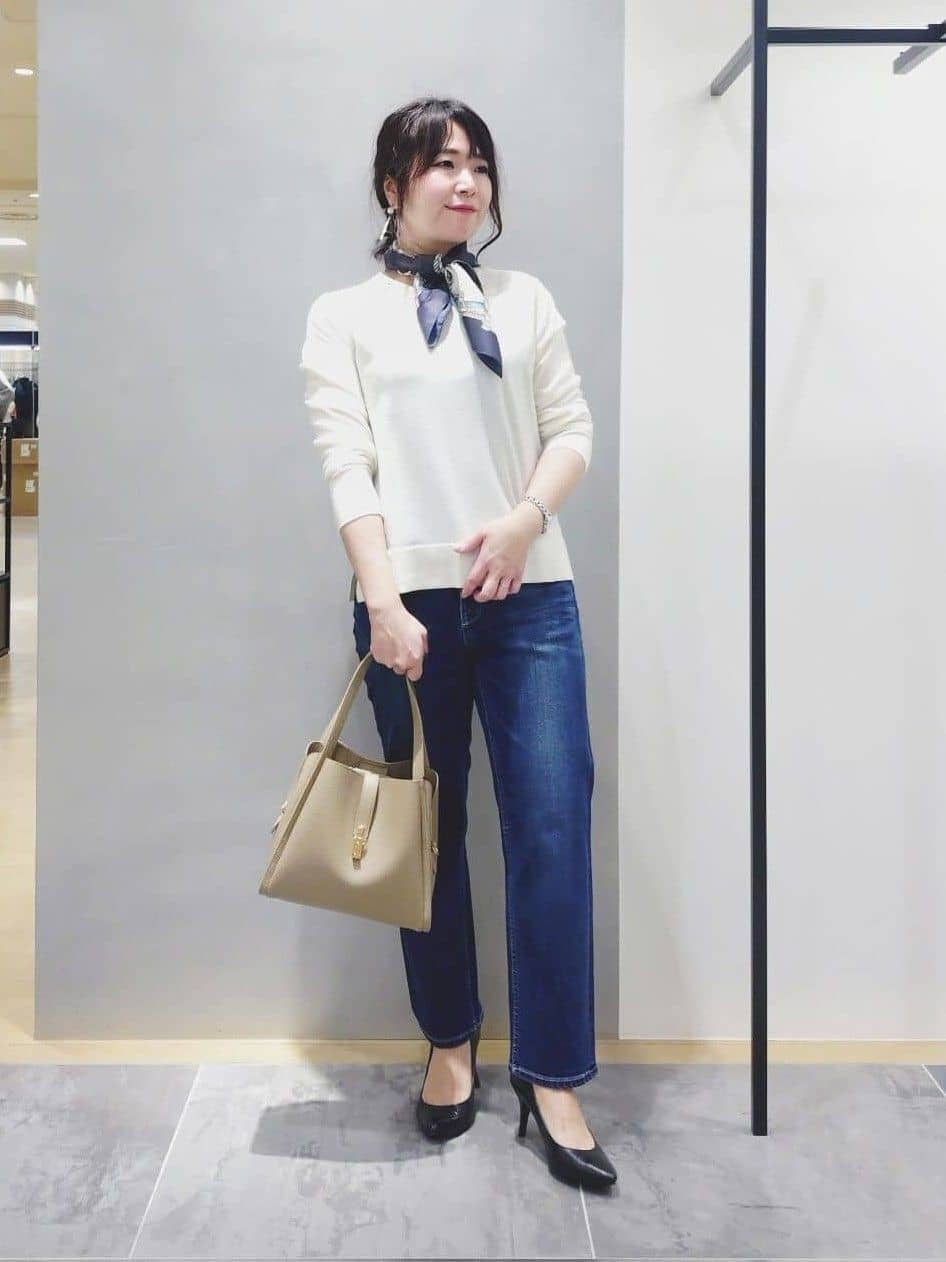 TOMOMIさんの「INDIVI｜【褒められデニム】スリムストレート デニムパンツ」を使ったコーディネート