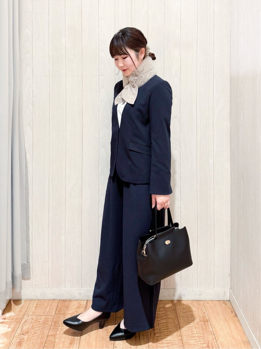 愛さんの「SHOO･LA･RUE｜【洗濯機可/セットアップ可/S-3L】きちんと楽に。カットジョーゼットノーカラージャケット」を使ったコーディネート