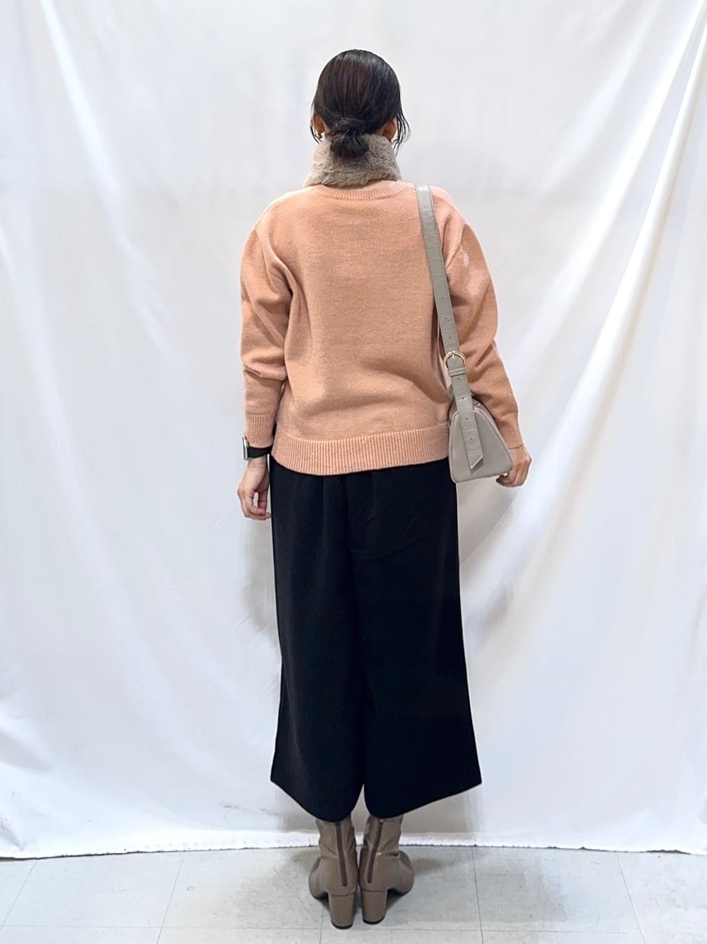 𝐇𝐢𝐫𝐨𝐦𝐢さんの「SHOO･LA･RUE｜【S-LL/洗濯機可】さりげないラメが上品　クルーネックニット」を使ったコーディネート