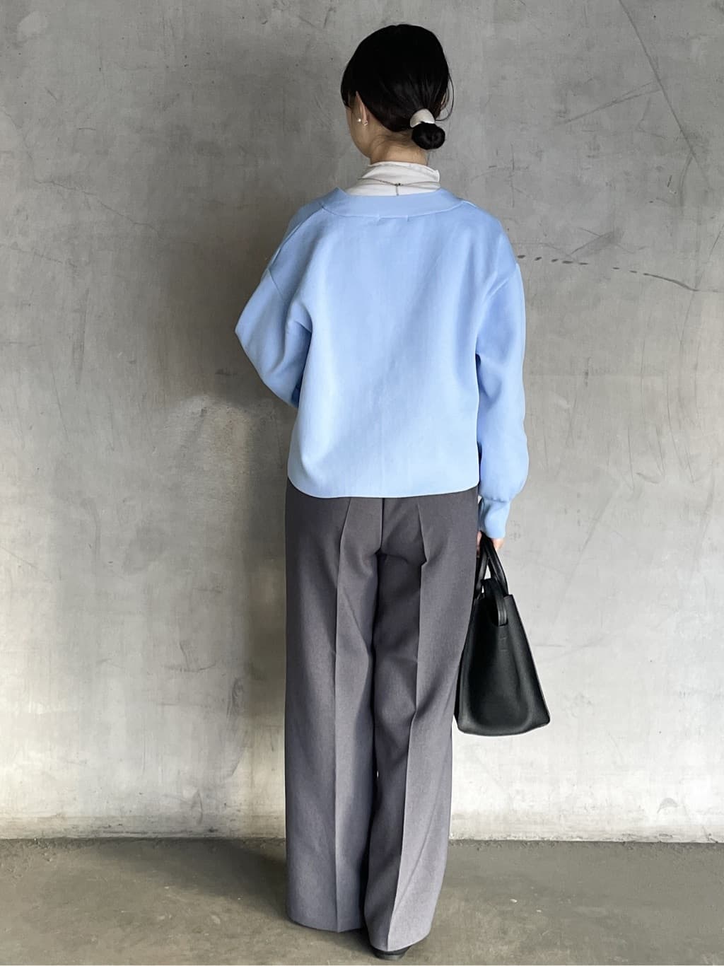 tomokoさんの「OPAQUE.CLIP｜【軽量／2WAY】台形ミドルトートバッグ」を使ったコーディネート