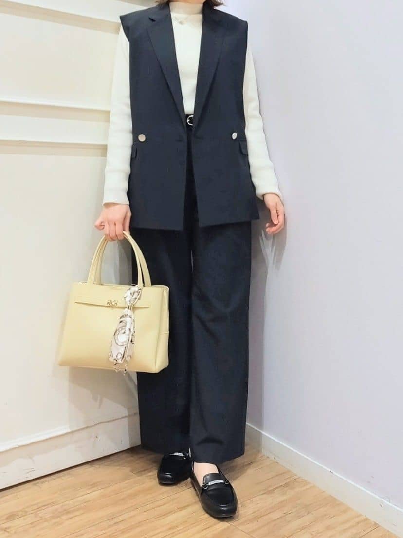 miomioさんの「SHOO･LA･RUE｜【セットアップ可/S-LL/洗濯機可】サッと羽織ってこなれ見え ダブルブレストジレ」を使ったコーディネート