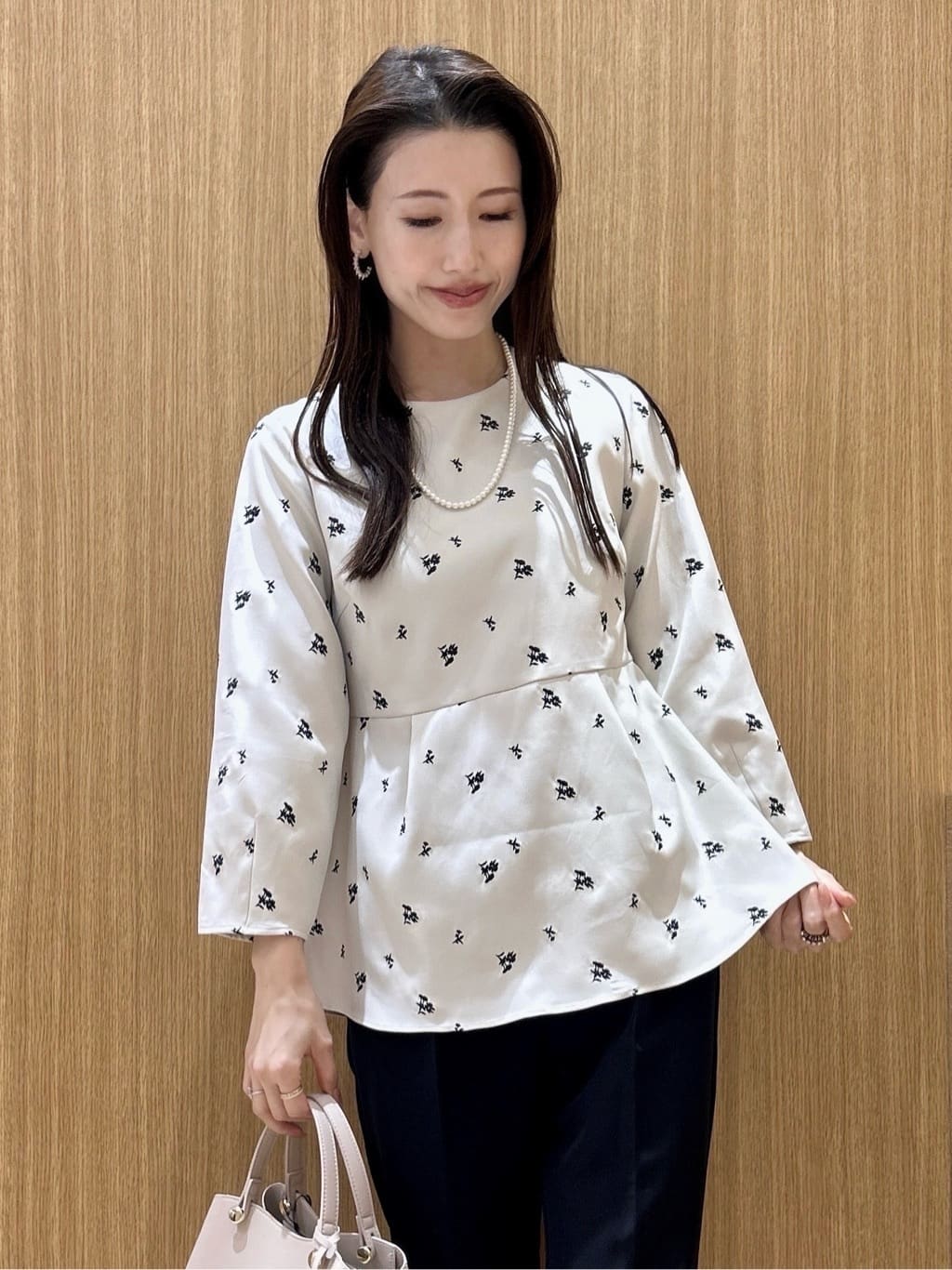 maiさんの「OPAQUE.CLIP｜フラワー刺繍ペプラムブラウス【洗濯機OK】」を使ったコーディネート