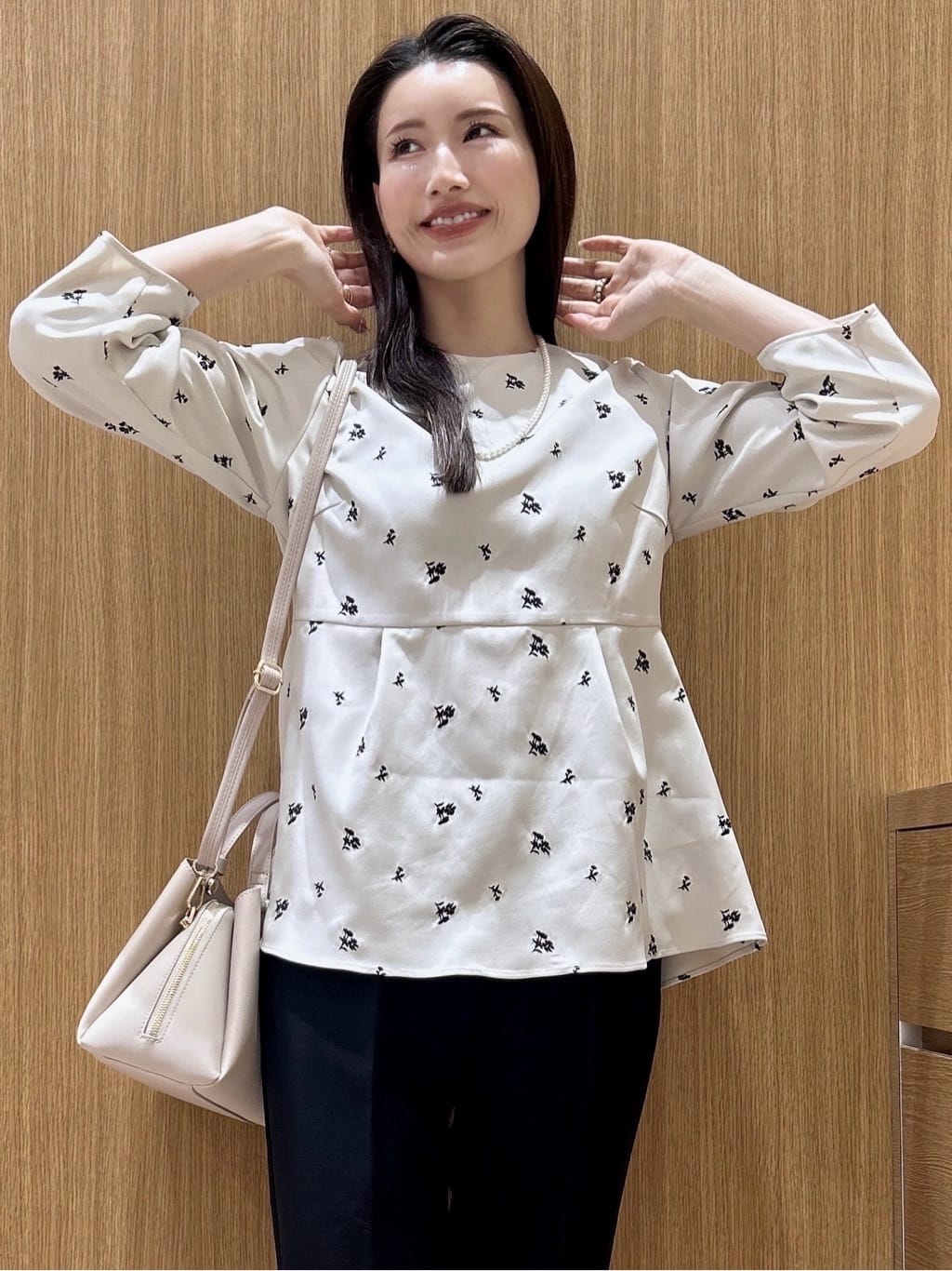 maiさんの「OPAQUE.CLIP｜フラワー刺繍ペプラムブラウス【洗濯機OK】」を使ったコーディネート
