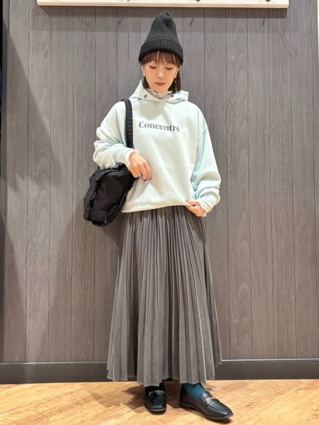 meiさんの「SHOO･LA･RUE｜【セットアップ可/S-LL/なめらかタッチ】選べる3柄 ロゴ入りプルパーカ」を使ったコーディネート
