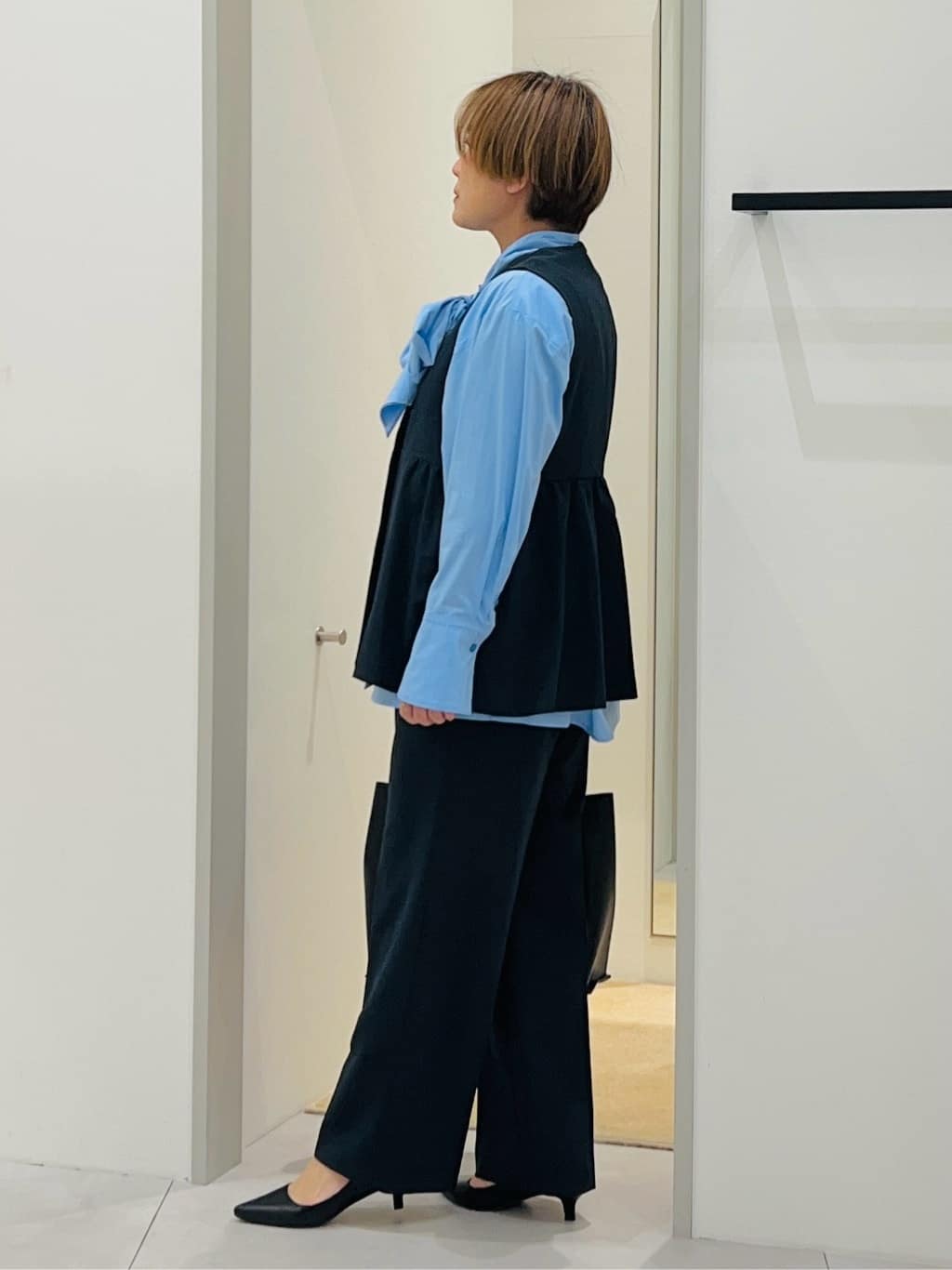 タナさんの「THE SHOP TK｜【通勤・きちんと見えに】ダブルクロス ペプラムジレ/セットアップ可」を使ったコーディネート