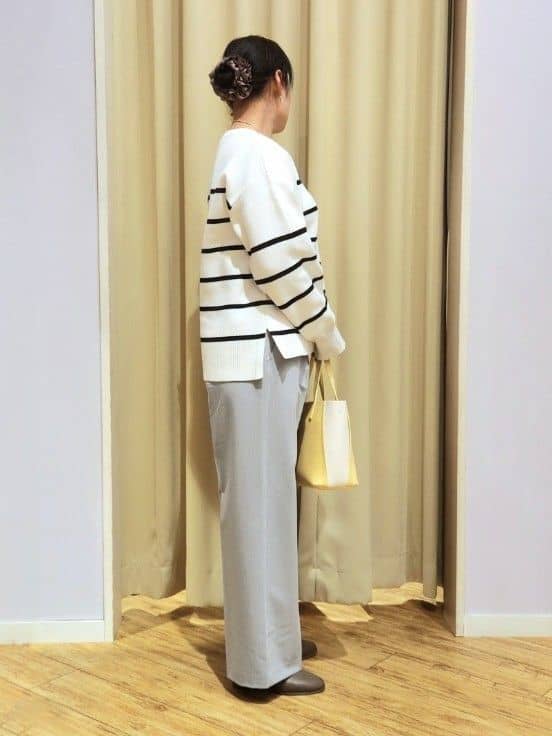 くまさんの「SHOO･LA･RUE｜【洗濯機可/セットアップ可】サラっと軽やか ワイドストレートパンツ」を使ったコーディネート