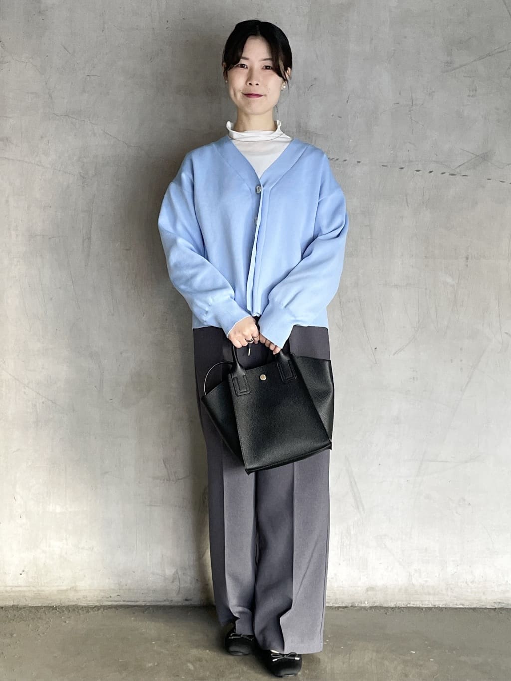 tomokoさんの「OPAQUE.CLIP｜【軽量／2WAY】台形ミドルトートバッグ」を使ったコーディネート