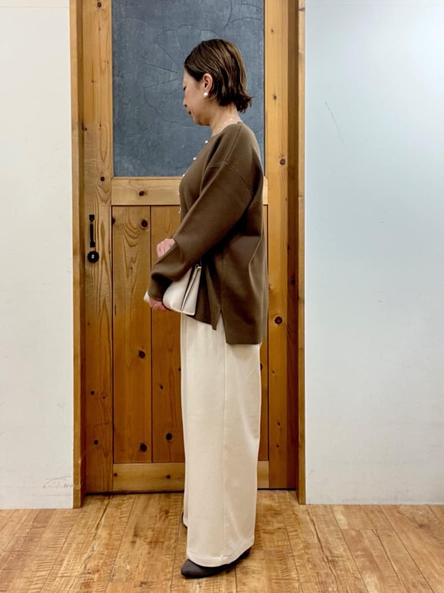 ゆみさんの「SHOO･LA･RUE｜【洗濯機可/セットアップ可】さりげないラメ使いで差をつける クルーネックニット」を使ったコーディネート