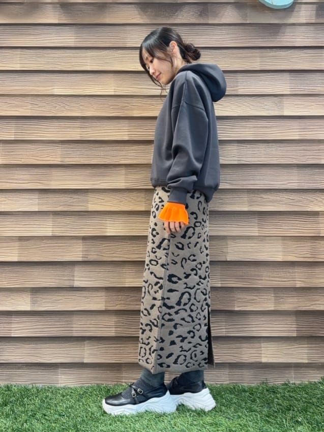 himiさんの「SHOO･LA･RUE｜【セットアップ可/S-LL/なめらかタッチ】選べる3柄 ロゴ入りプルパーカ」を使ったコーディネート