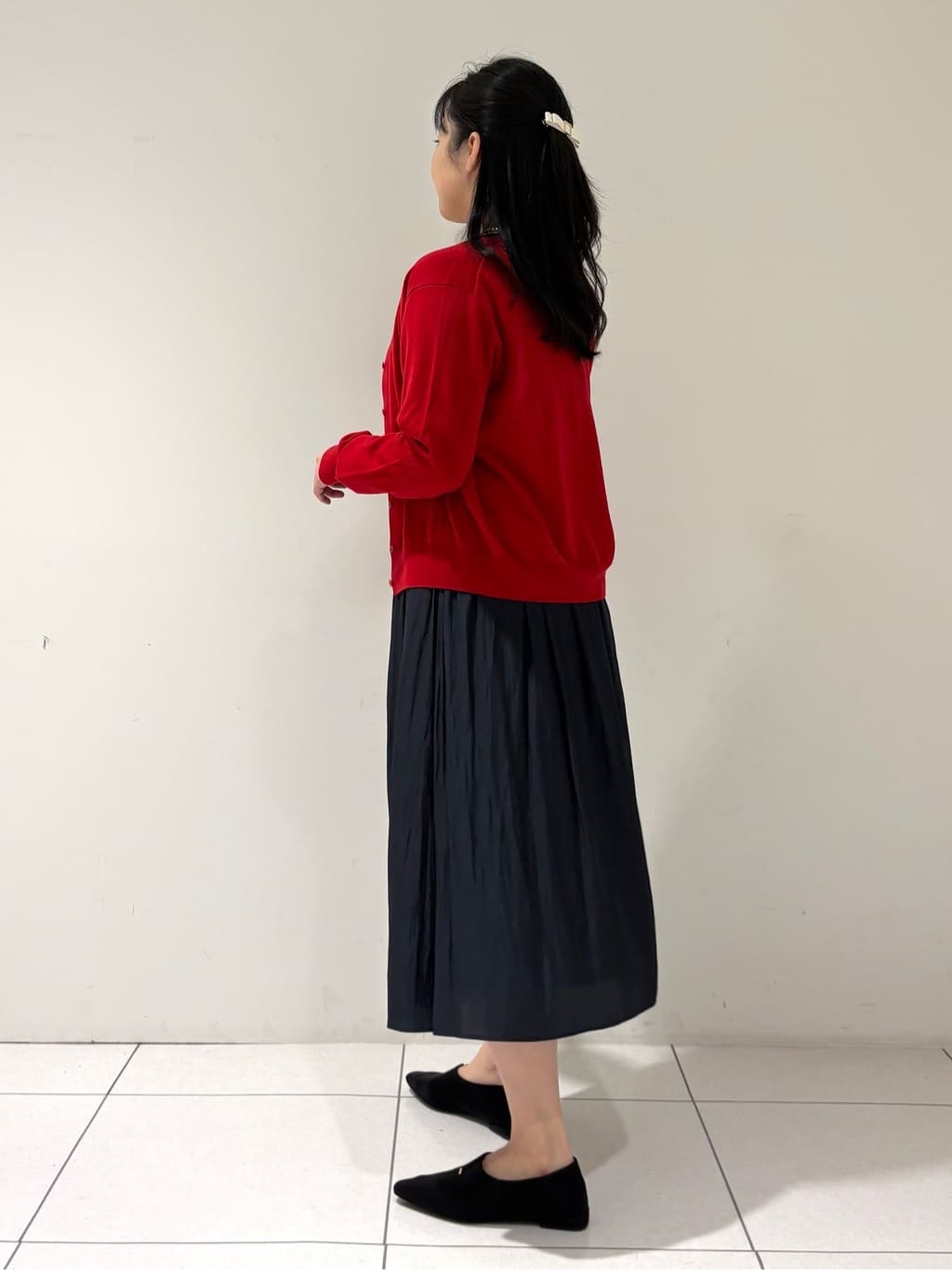momokoさんの「INDIVI｜【洗える】ハイゲージニットカーディガン」を使ったコーディネート